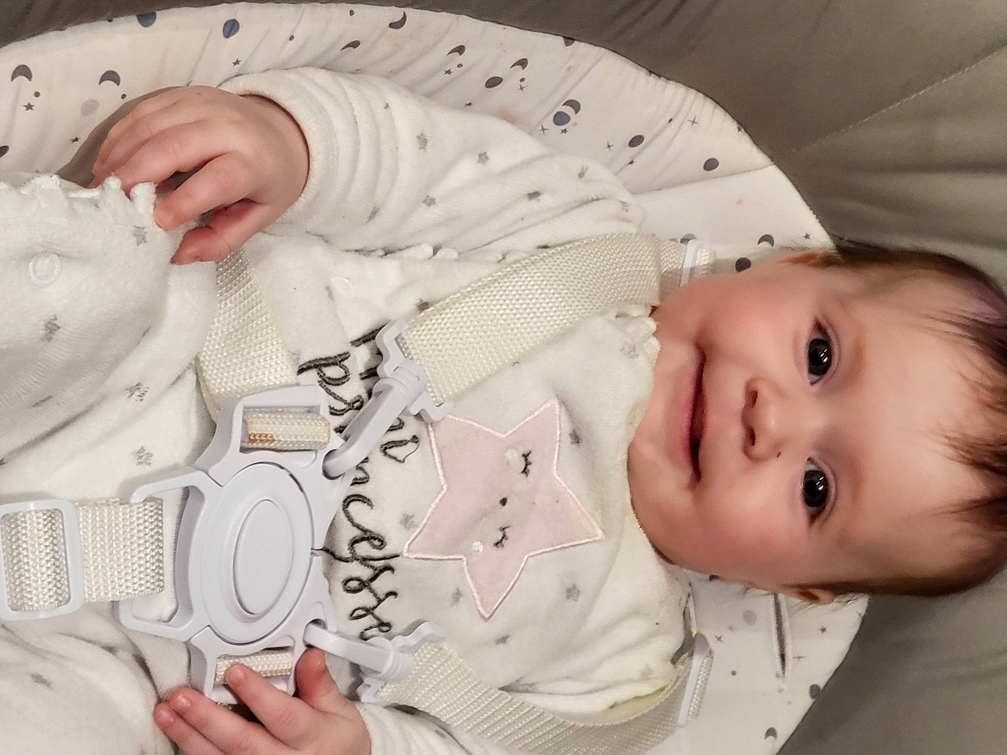 Anaé a rejoint le concours — aidez-le/la à gagner de superbes lots ! baby, baby_toddler_clothing, cheek, comfort, facial_expression, finger, gesture, hand, human, joy, mammal, mouth, nose, people, person, product, skin, sleeve, textile, toddler