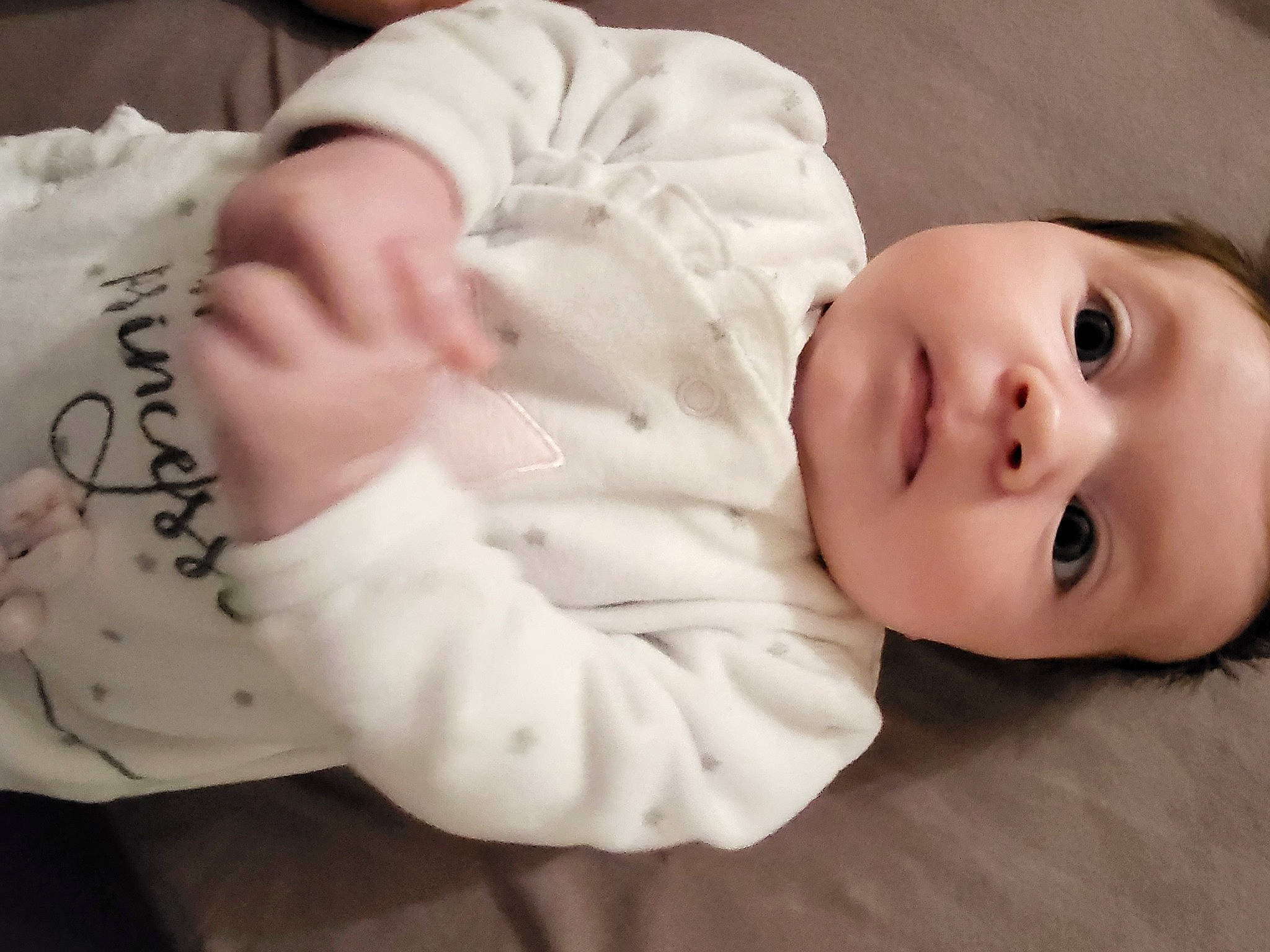 Anaé participe au concours pour gagner de l'argent avec cette photo : baby, baby_toddler_clothing, cheek, child, comfort, eyelash, flash_photography, fur, gesture, hand, happy, nose, pattern, person, portrait_photography, sitting, skin, sleeve, toddler, wood