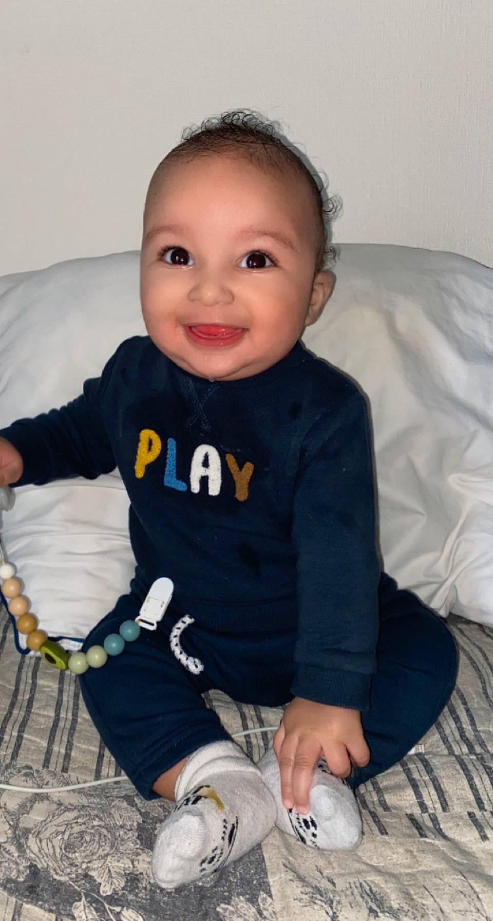 Keyan a rejoint le concours — aidez-le/la à gagner de superbes lots ! baby, baby_toddler_clothing, cheek, clothing, comfort, cool, eye, face, hairstyle, happy, head, human_body, iris, joy, leg, neck, person, skin, sleeve, smile