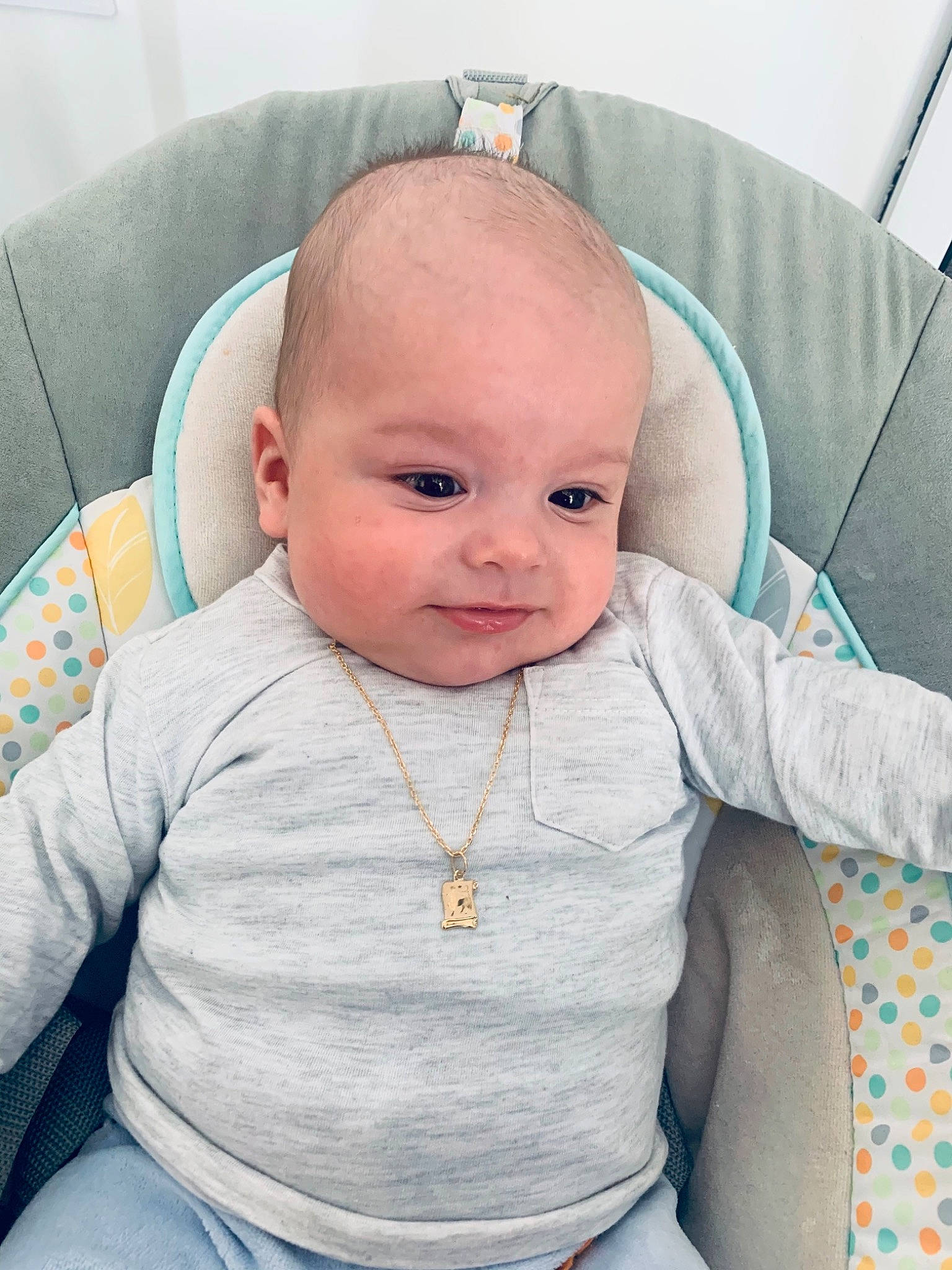 Gino a rejoint le concours — aidez-le/la à gagner de superbes lots ! baby_toddler_clothing, cheek, chin, comfort, eye, eyebrow, eyelash, face, grey, hair, head, human_body, iris, lip, neck, nose, person, skin, sleeve, smile