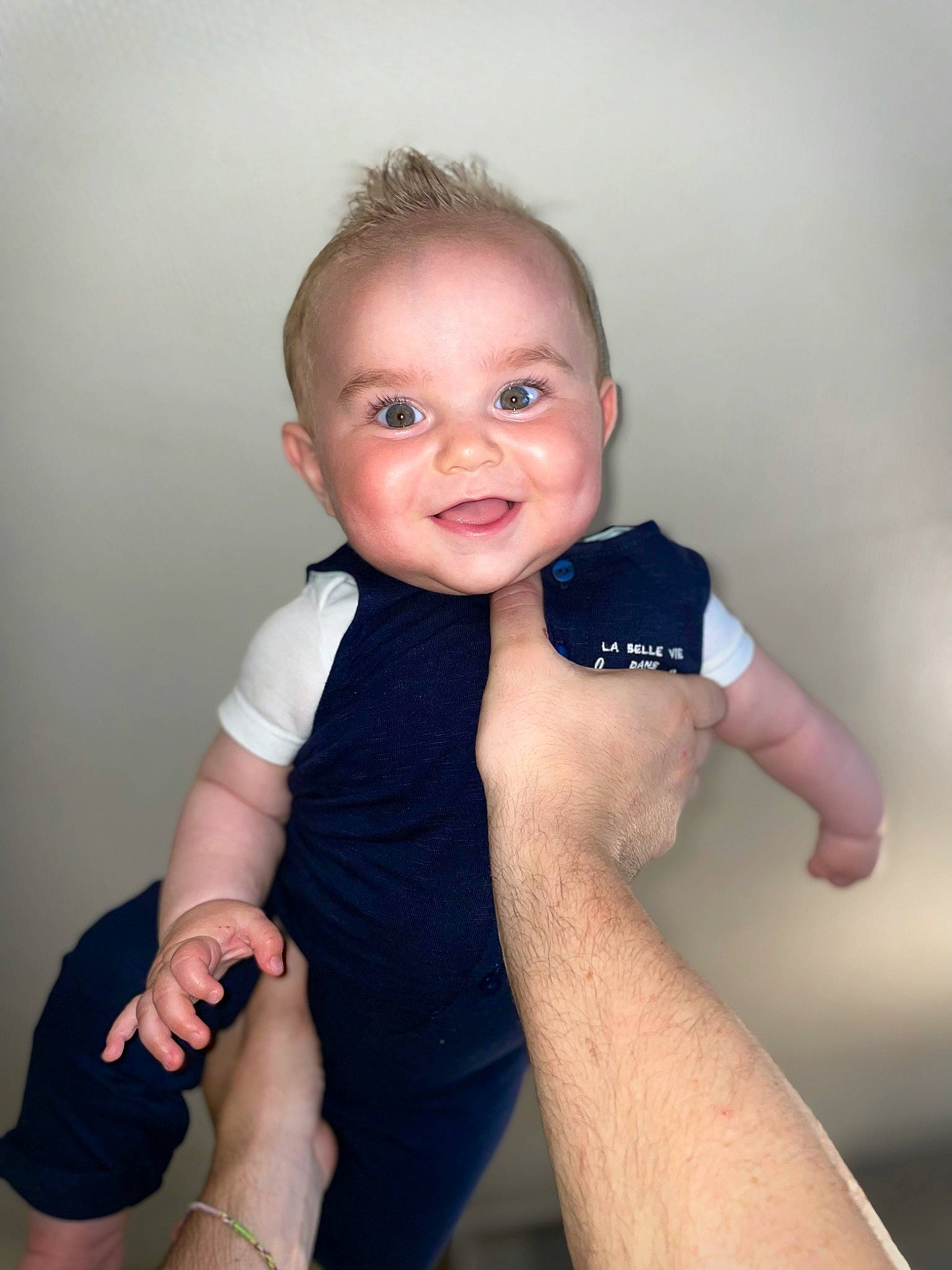 Ilan a rejoint le concours — aidez-le/la à gagner de superbes lots ! arm, baby_toddler_clothing, cheek, chin, eye, face, finger, flash_photography, gesture, hair, hand, happy, head, human_body, joint, joy, muscle, person, skin, sleeve