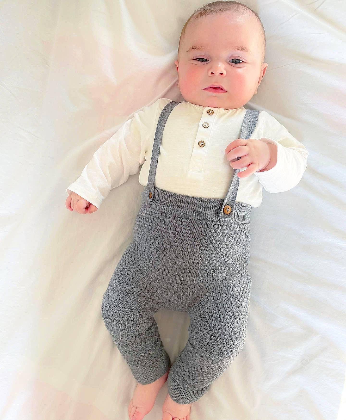 Ilan participe au concours pour gagner de l'argent avec cette photo : baby, baby_products, baby_toddler_clothing, child, collar, comfort, eye, flooring, formal_wear, gesture, grey, human_body, knee, pattern, person, personal_protective_equipment, sleeve, sportswear, t_shirt, toddler