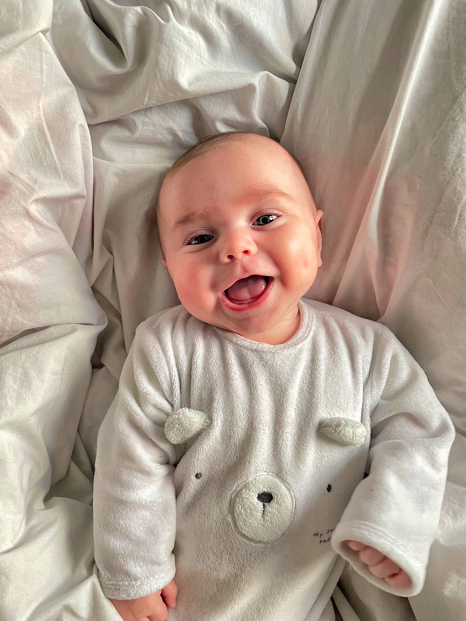 Ilan a rejoint le concours — aidez-le/la à gagner de superbes lots ! baby, baby_toddler_clothing, cheek, chin, collar, comfort, eye, eyebrow, face, hairstyle, happy, head, iris, mouth, nose, outerwear, person, skin, sleeve, smile