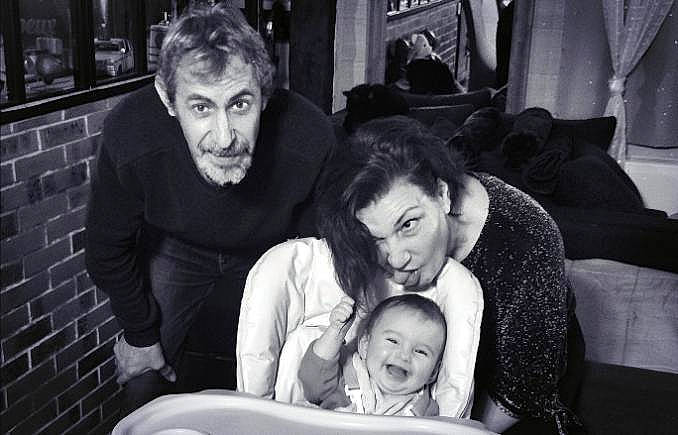 Négan participe au concours pour gagner de l'argent avec cette photo : black, black_and_white, comfort, face, facial_expression, flash_photography, fun, happy, head, human, interaction, joy, monochrome, monochrome_photography, organ, people, person, photograph, smile, style