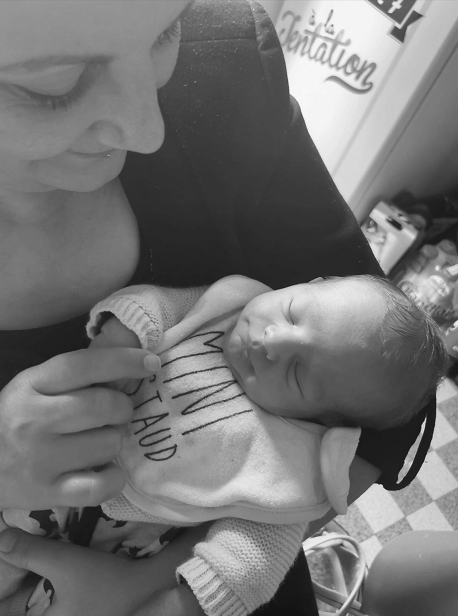 Négan a rejoint le concours — aidez-le/la à gagner de superbes lots ! arm, black, black_and_white, chest, comfort, elbow, finger, gesture, hairstyle, hand, happy, human, interaction, mouth, muscle, person, photograph, shoulder, skin, style