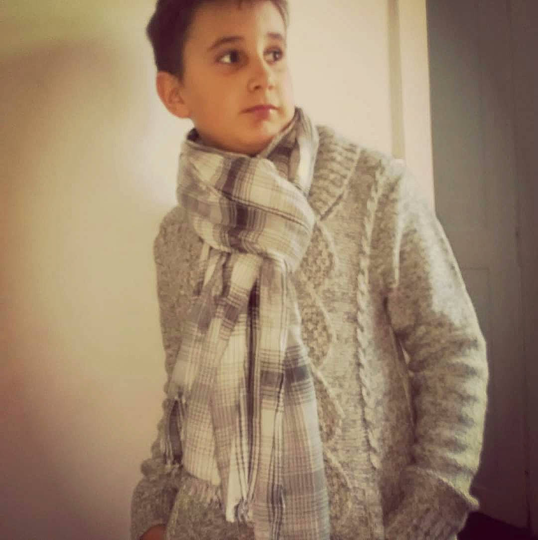 Sohane a rejoint le concours — aidez-le/la à gagner de superbes lots ! collar, facial_hair, fashion_accessory, fashion_design, flash_photography, fur, happy, jaw, neck, pattern, person, plaid, scarf, selfie, shawl, sleeve, stole, street_fashion, window, wool