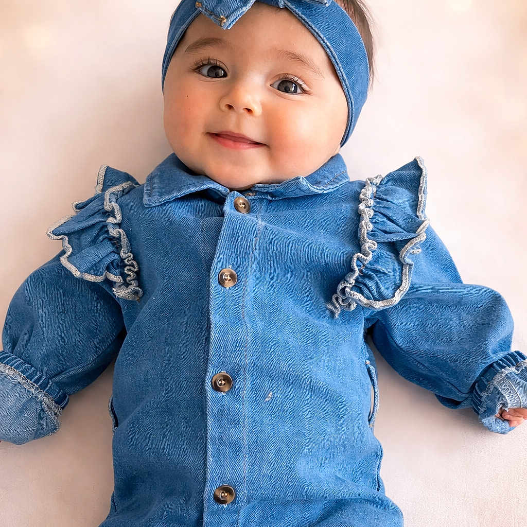 Aliya a rejoint le concours — aidez-le/la à gagner de superbes lots ! baby, denim, headband, smile, cute, infant, portrait, child, blue, clothing, button, face, fashion, happy, lying_down, one_person, studio, soft_background, young_child, casual