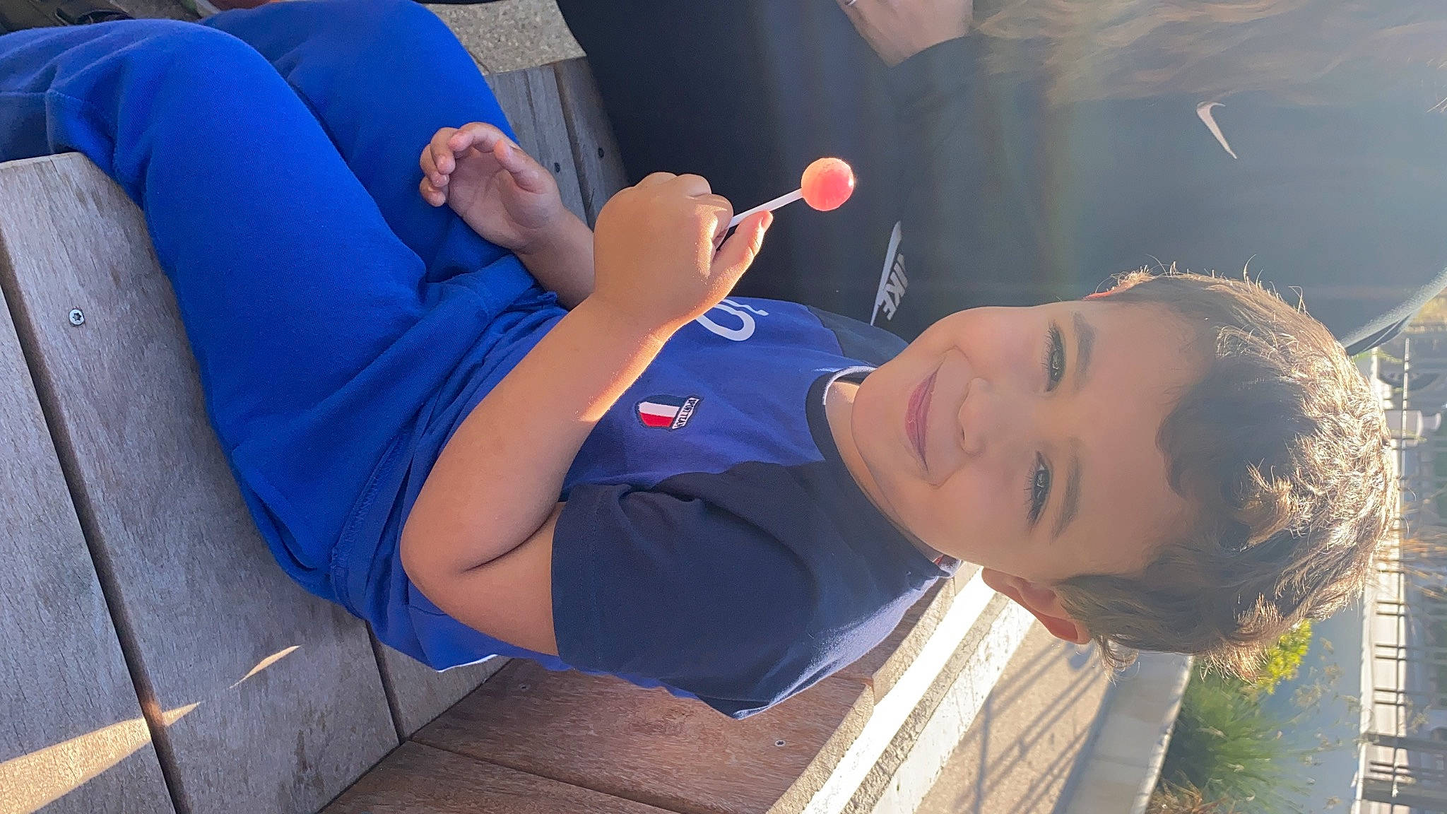 Chahine participe au concours pour gagner de l'argent avec cette photo : comfort, elbow, electric_blue, eyewear, fun, gesture, happy, human_leg, joint, joy, knee, leisure, mouth, nail, person, shoulder, smile, summer, t_shirt, thigh