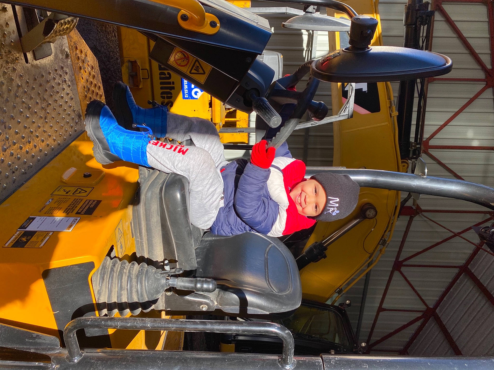 Chahine participe au concours pour gagner de l'argent avec cette photo : auto_part, automotive_design, automotive_exterior, automotive_tire, automotive_wheel_system, bumper, carmine, costume, engineering, fictional_character, fun, headwear, helmet, joy, machine, mecha, motor_vehicle, person, personal_protective_equipment, racing