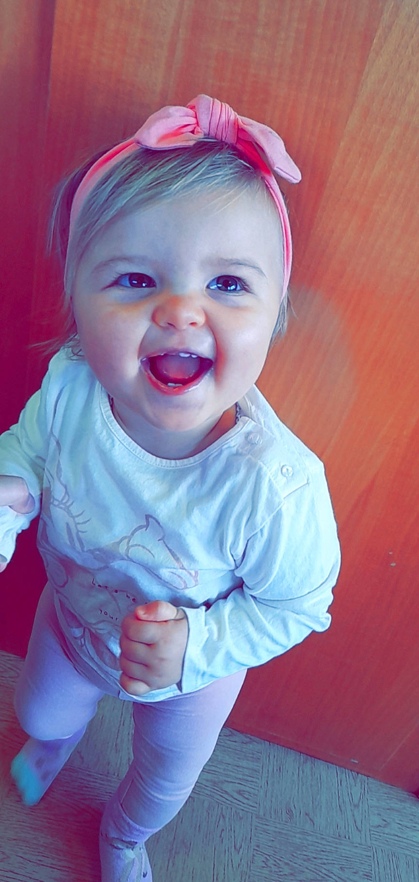 Gensy a rejoint le concours — aidez-le/la à gagner de superbes lots ! arm, azure, baby_toddler_clothing, cheek, facial_expression, flash_photography, gesture, happy, head, human_body, lip, mouth, neck, nose, person, pink, purple, skin, sleeve, smile