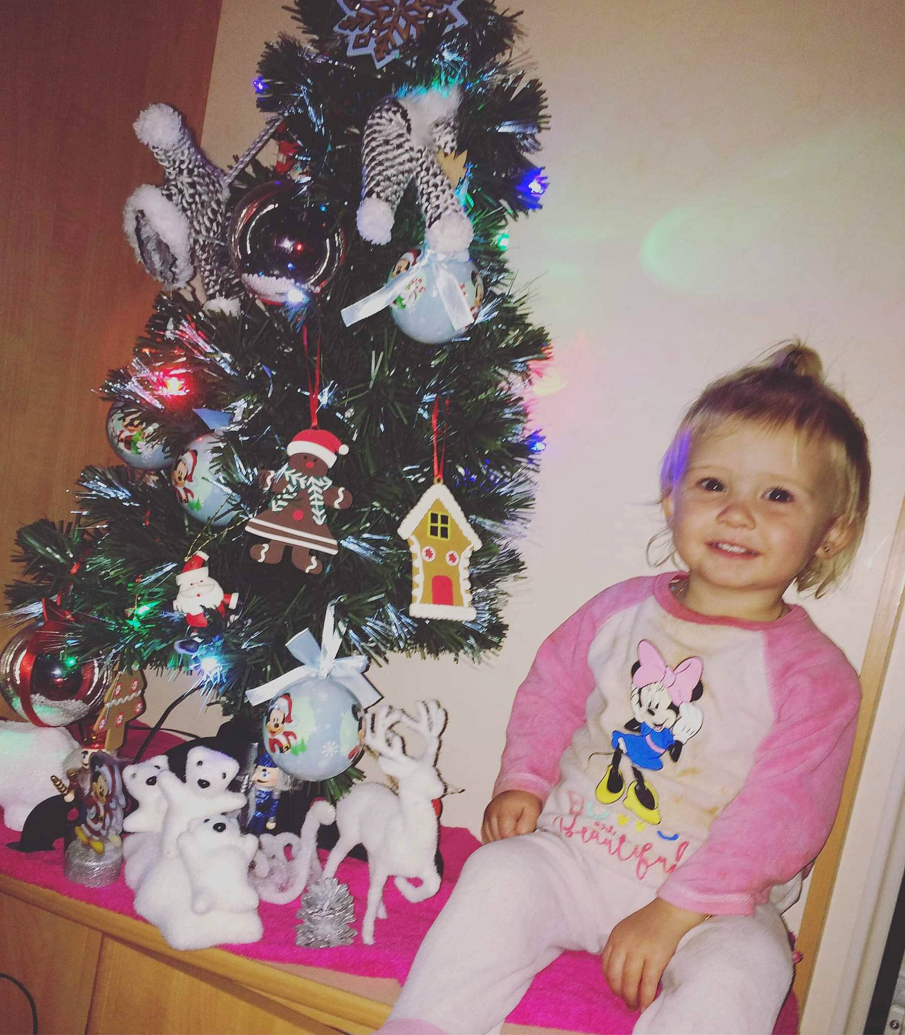 Dayli participe au concours pour gagner de l'argent avec cette photo : christmas, christmas_decoration, christmas_ornament, christmas_tree, decor, event, holiday, joy, person, product, toddler, toy