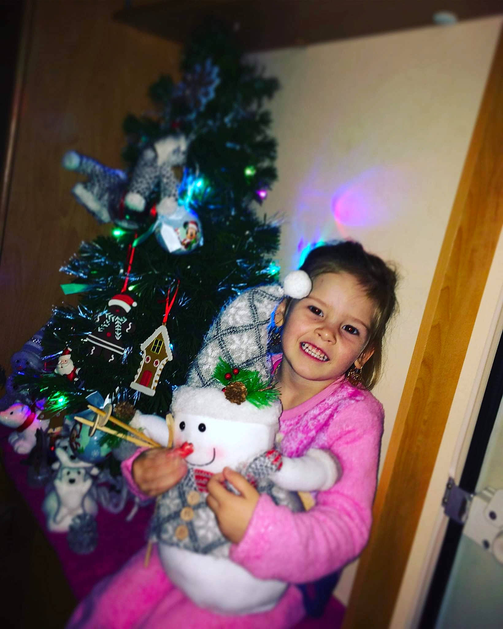 Dayana a rejoint le concours — aidez-le/la à gagner de superbes lots ! child, christmas, christmas_decoration, christmas_ornament, christmas_tree, event, fun, girl, holiday, joy, mammal, person, product, skin, toddler, toy, vertebrate