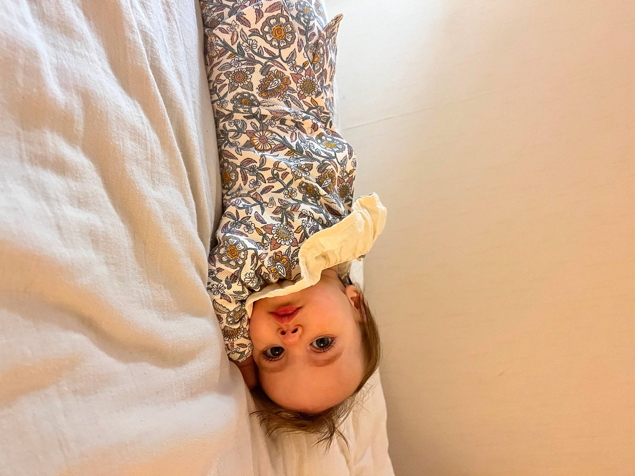 Isaure a rejoint le concours — aidez-le/la à gagner de superbes lots ! baby, baby_toddler_clothing, bridal_accessory, child, comfort, eyelash, fashion_accessory, fashion_design, fur, happy, headgear, headpiece, linens, neck, pattern, peach, person, room, sleeve, textile