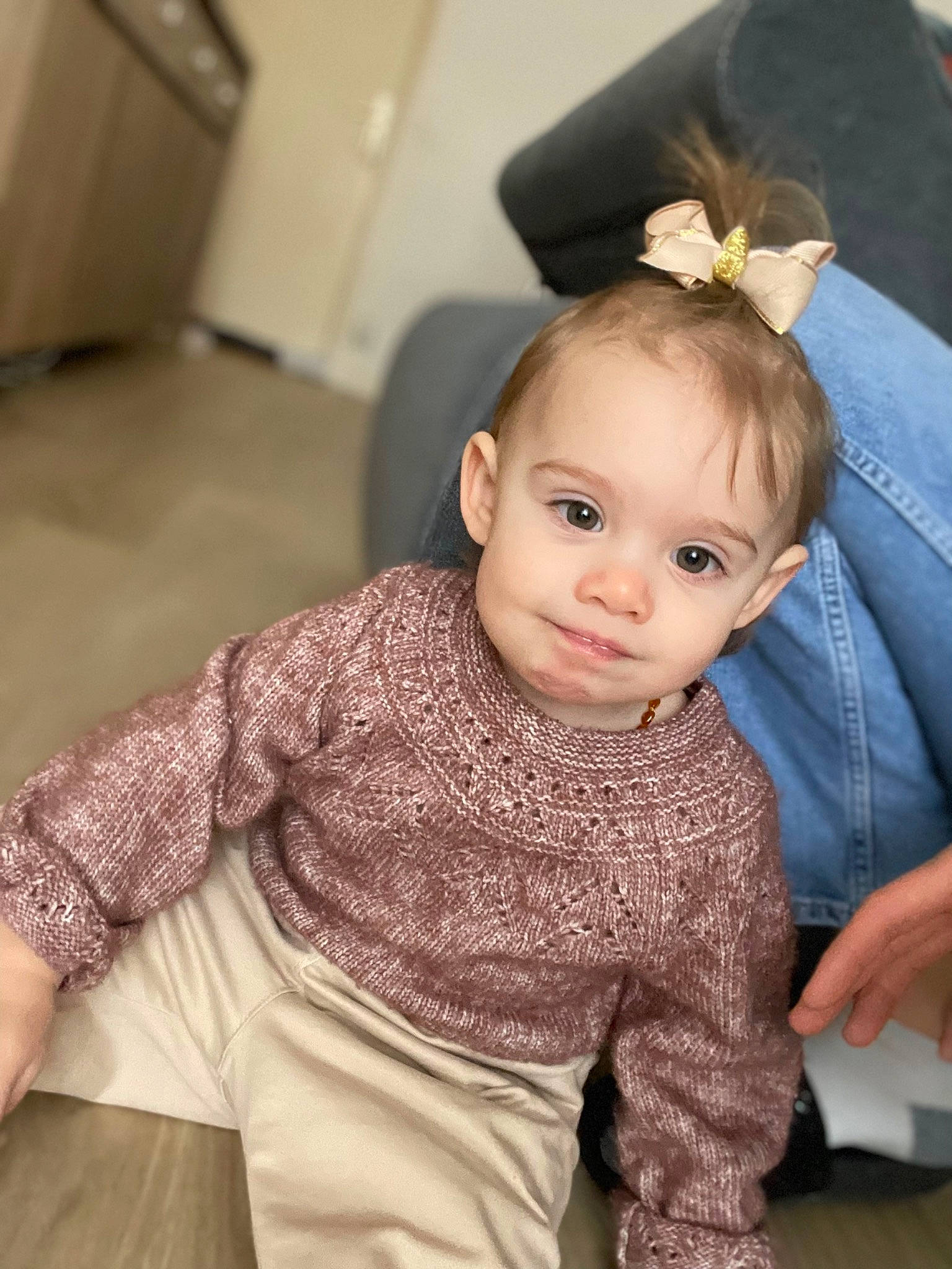 Mia participe au concours pour gagner de l'argent avec cette photo : baby, baby_toddler_clothing, cheek, child, chin, collar, eye, eyebrow, fashion_accessory, flooring, happy, human_body, iris, neck, pattern, person, portrait_photography, sitting, skin, sleeve