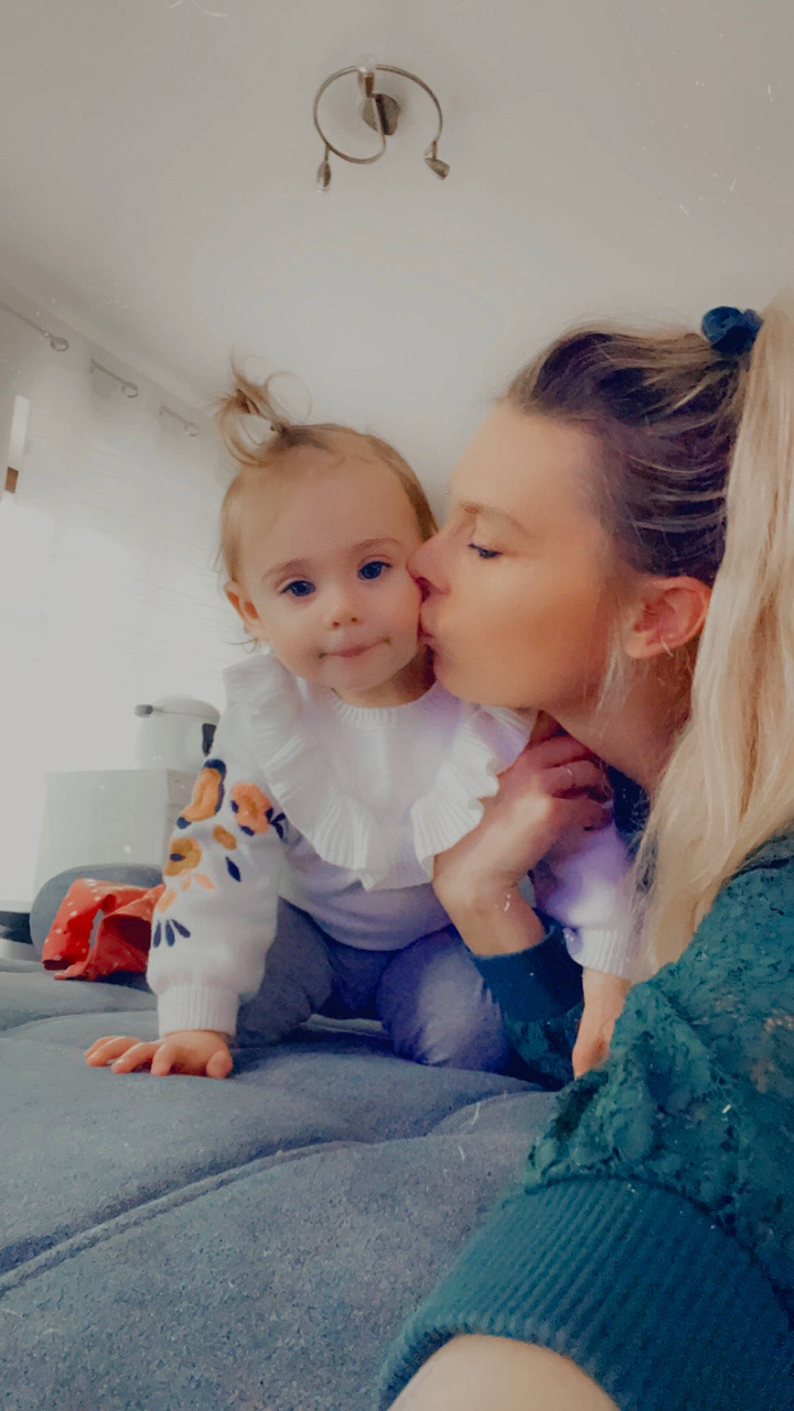 Mia a rejoint le concours — aidez-le/la à gagner de superbes lots ! baby, baby_toddler_clothing, cheek, child, flash_photography, flooring, fun, gesture, hair, happy, iris, jewellery, joy, kiss, nose, person, portrait_photography, sitting, skin, t_shirt