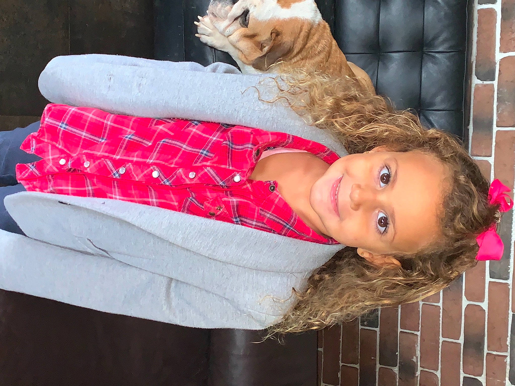 Talya a rejoint le concours — aidez-le/la à gagner de superbes lots ! child, companion_dog, elbow, felidae, fun, glasses, happy, human_leg, joy, lap, leisure, pattern, person, pink, sitting, sleeve, smile, sunglasses, thigh, tree