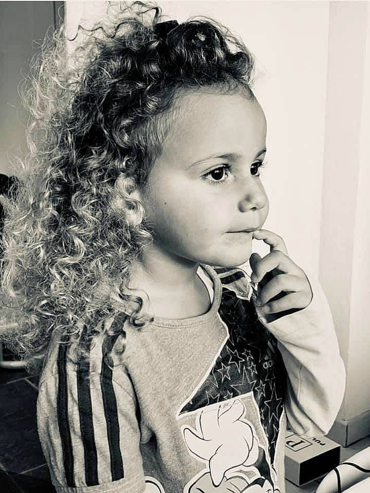 Talya a rejoint le concours — aidez-le/la à gagner de superbes lots ! arm, black, cheek, chin, ear, eye, eyebrow, eyelash, facial_expression, hair, hairstyle, hand, human_body, jheri_curl, lip, mouth, nose, organ, person, ringlet