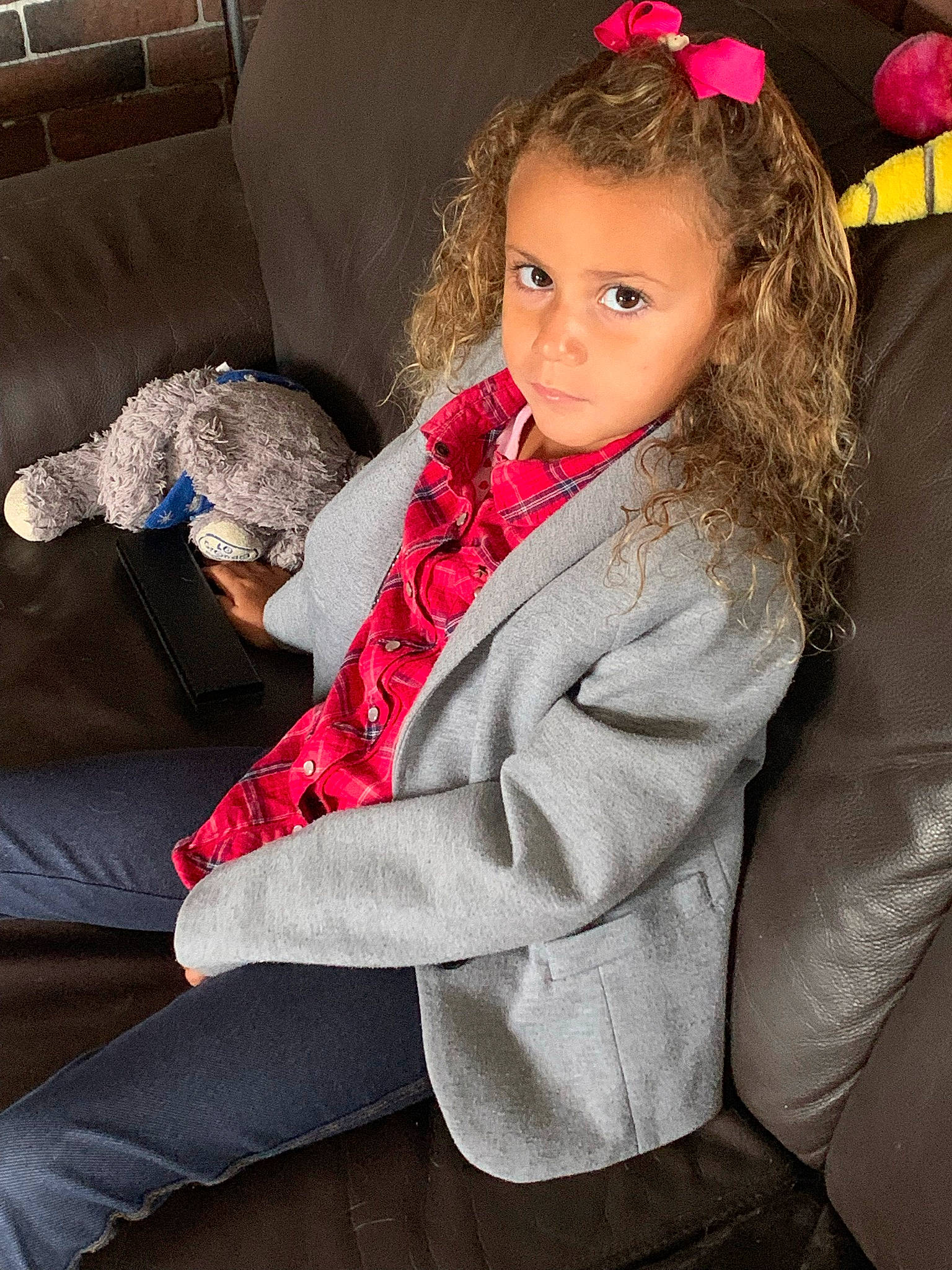 Talya participe au concours pour gagner de l'argent avec cette photo : blazer, brown_hair, chair, comfort, couch, fashion_accessory, fashion_design, formal_wear, head, human_body, human_leg, knee, lip, long_hair, neck, person, sitting, sleeve, street_fashion, thigh