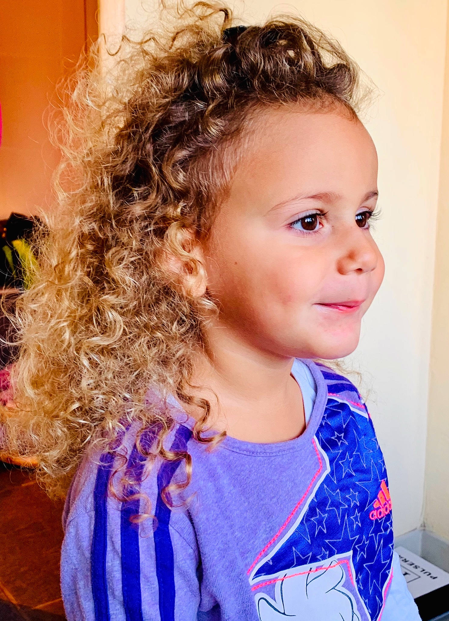 Talya a rejoint le concours — aidez-le/la à gagner de superbes lots ! cheek, chin, electric_blue, eye, eyebrow, eyelash, fashion_design, flash_photography, forehead, fun, happy, iris, lip, neck, nose, organ, person, purple, ringlet, skin