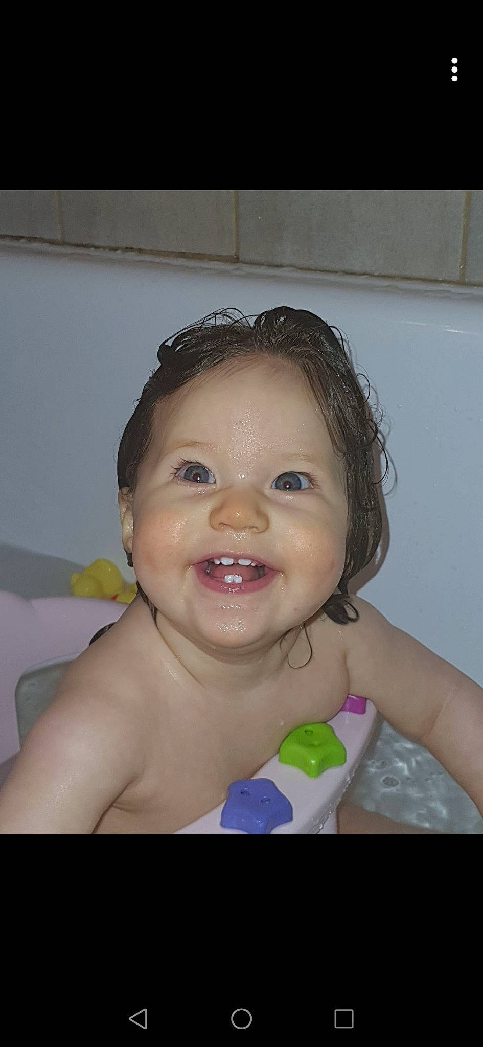 Lya participe au concours pour gagner de l'argent avec cette photo : baby, baby_bathing, baby_grabbing_for_something, baby_laughing, baby_toddler_clothing, barechested, bathing, cheek, chest, child, eyebrow, facial_expression, fun, iris, joy, laugh, organ, person, skin, throat