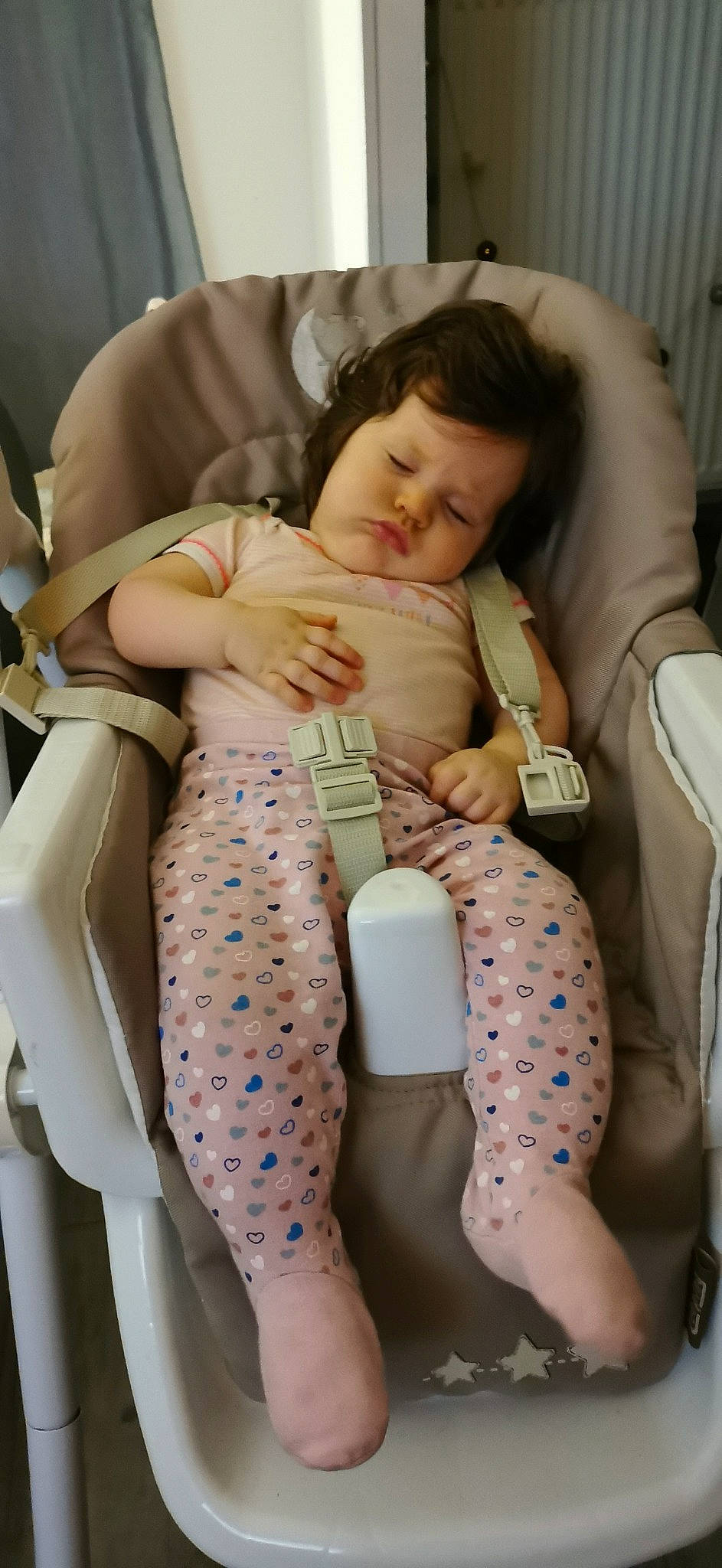 Lya a rejoint le concours — aidez-le/la à gagner de superbes lots ! baby, baby_products, baby_safety, baby_sleeping, baby_toddler_clothing, child, comfort, human_body, lap, nap, person, skin, sleep, sock, toddler