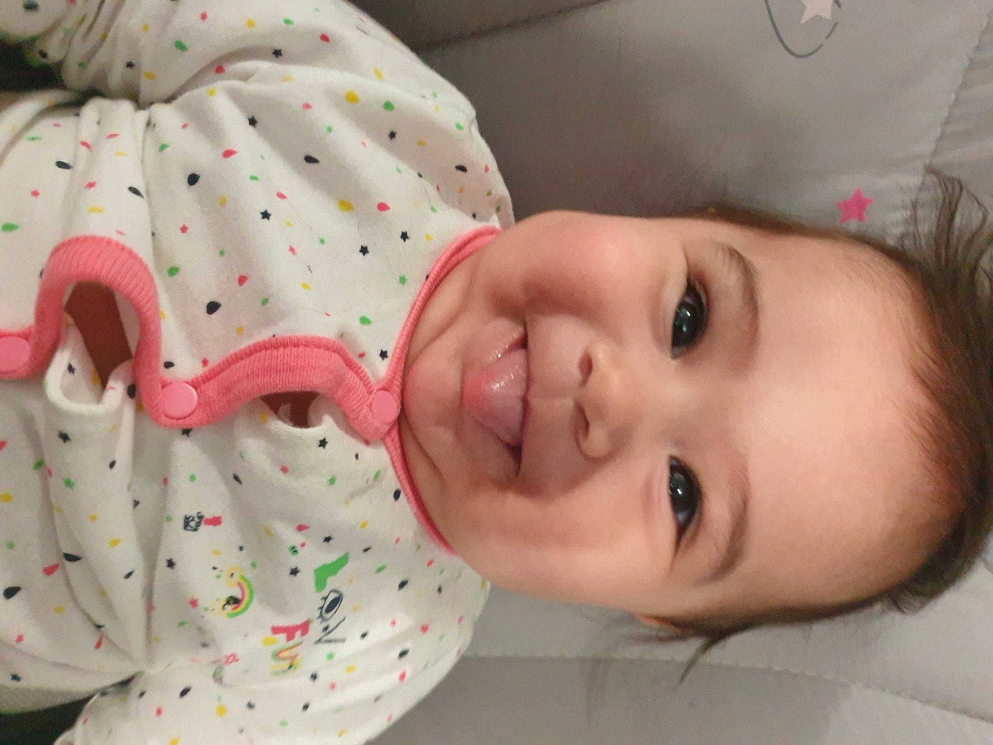 Maïra a rejoint le concours — aidez-le/la à gagner de superbes lots ! baby, baby_toddler_clothing, cheek, child, chin, clock, clothing, eyelash, face, facial_expression, happy, headgear, joy, lip, mouth, neck, nose, person, skin, sleeve