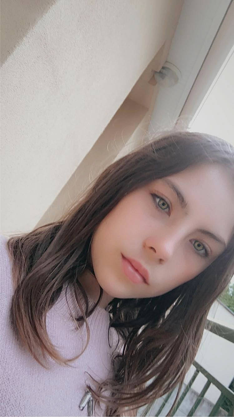 Alwena participe au concours pour gagner de l'argent avec cette photo : bangs, black_hair, cheek, chin, eye, eyebrow, eyelash, flash_photography, forehead, hair, iris, jaw, layered_hair, lip, mouth, neck, nose, person, selfie, skin