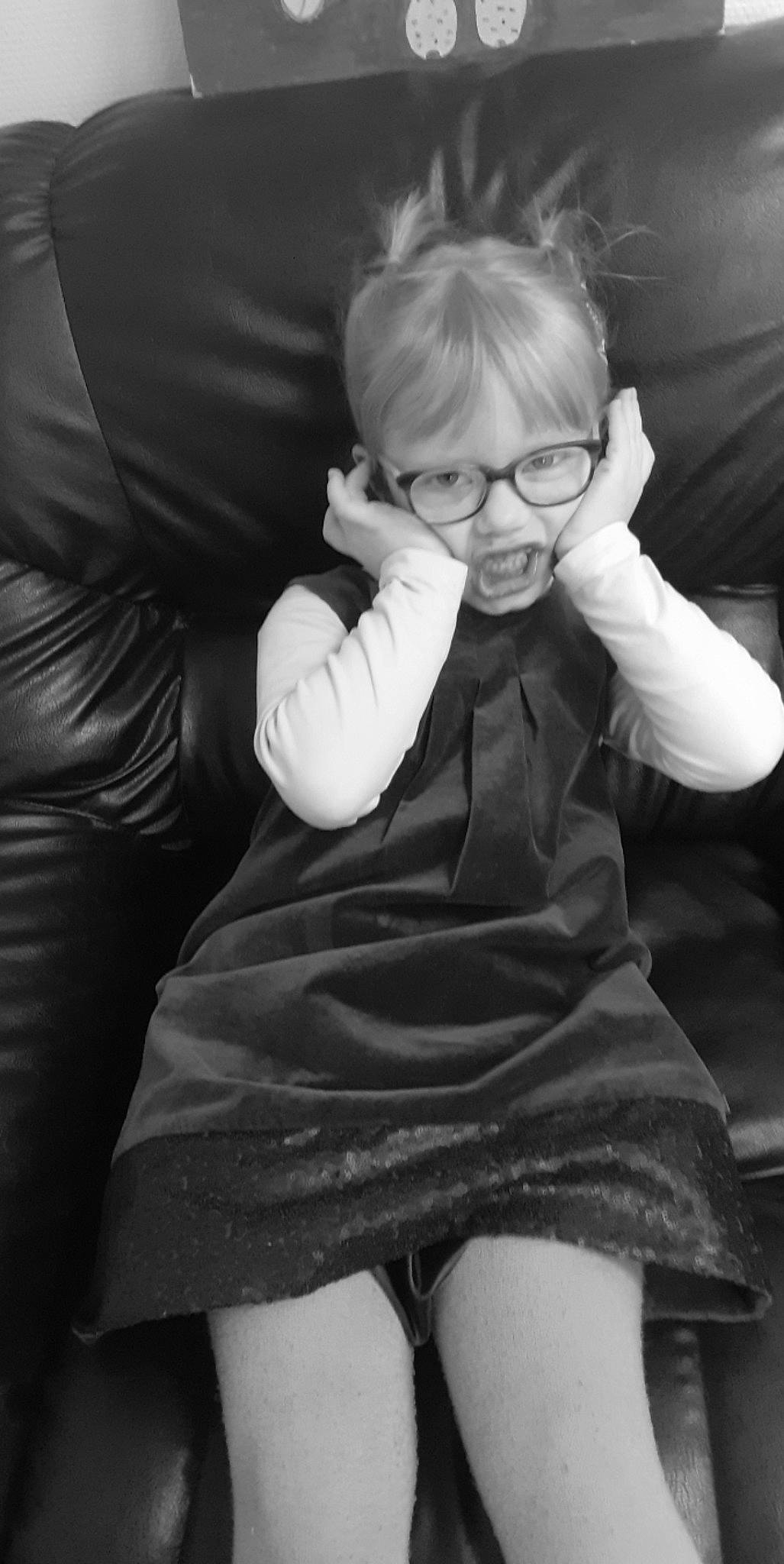 Ilyana a rejoint le concours — aidez-le/la à gagner de superbes lots ! arm, black, black_and_white, cheek, comfort, eye, eyewear, face, gesture, glasses, hair, hairstyle, head, interaction, iris, person, sleeve, standing, style, toddler