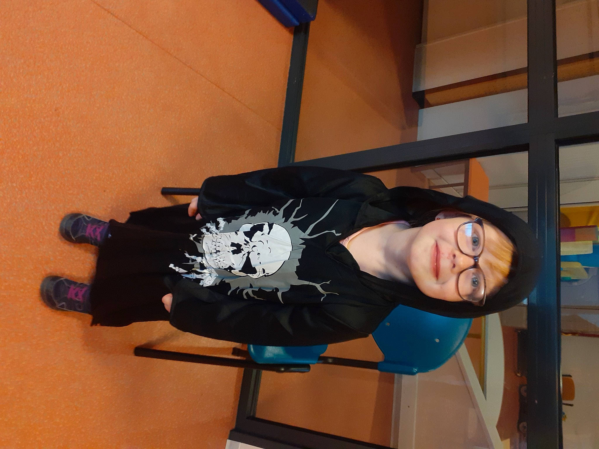 Ilyana a rejoint le concours — aidez-le/la à gagner de superbes lots ! black_hair, costume, elbow, eyewear, fashion_design, fun, headwear, human_leg, joy, knee, person, room, sandal, smile, t_shirt, thigh