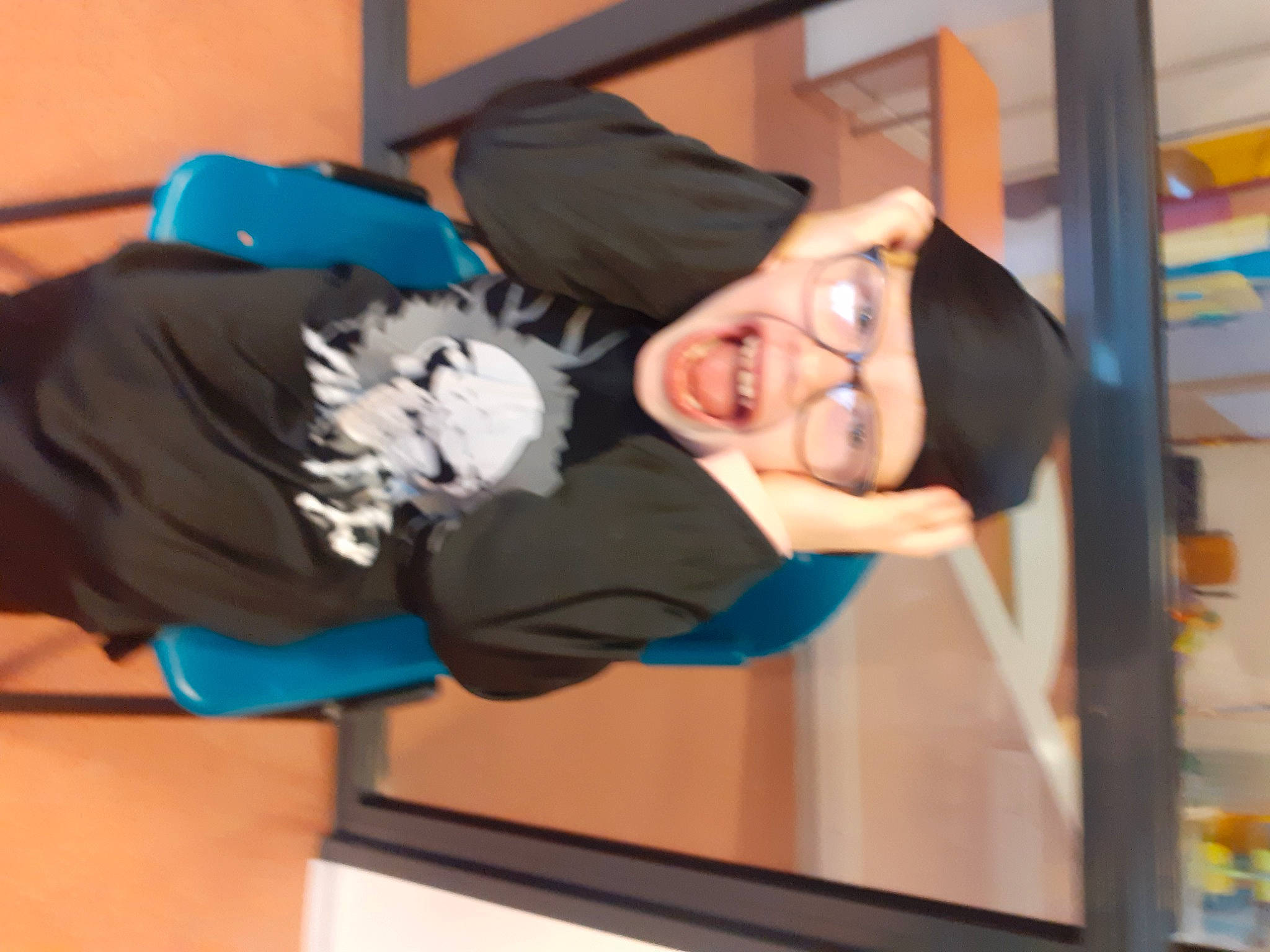 Ilyana a rejoint le concours — aidez-le/la à gagner de superbes lots ! child, comfort, elbow, electric_blue, fun, headwear, knee, leisure, person, recreation, room, smile, sportswear, t_shirt, thigh