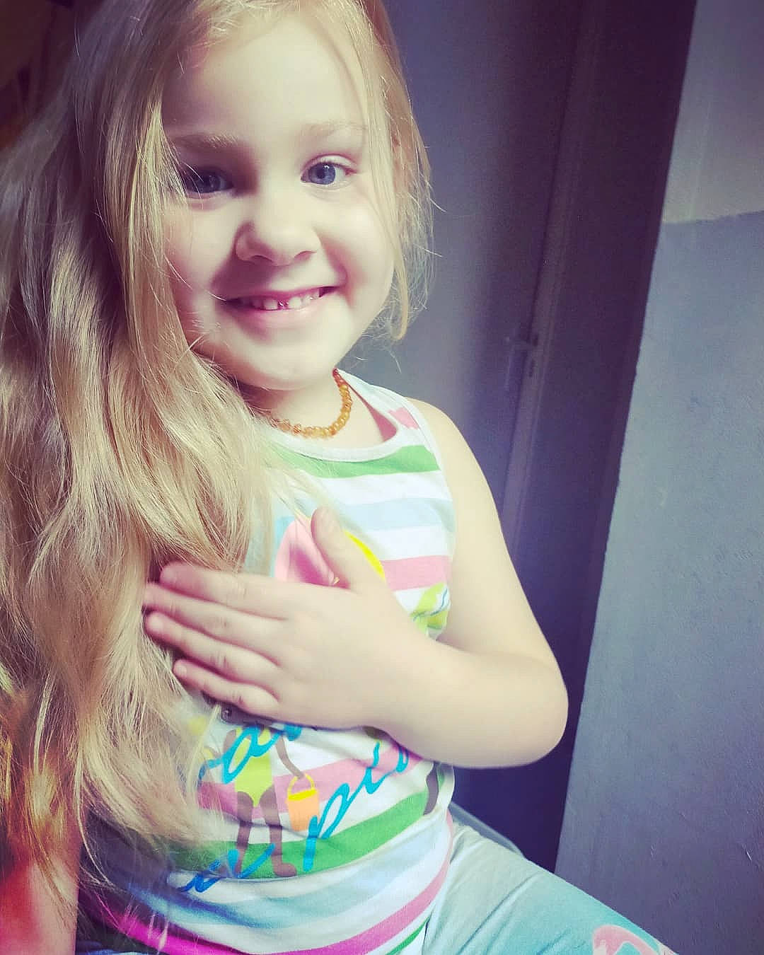 Hailie participe au concours pour gagner de l'argent avec cette photo : arm, cheek, chin, ear, eye, eyebrow, eyelash, face, hair, hairstyle, hand, head, iris, joy, lip, neck, nose, organ, person, skin