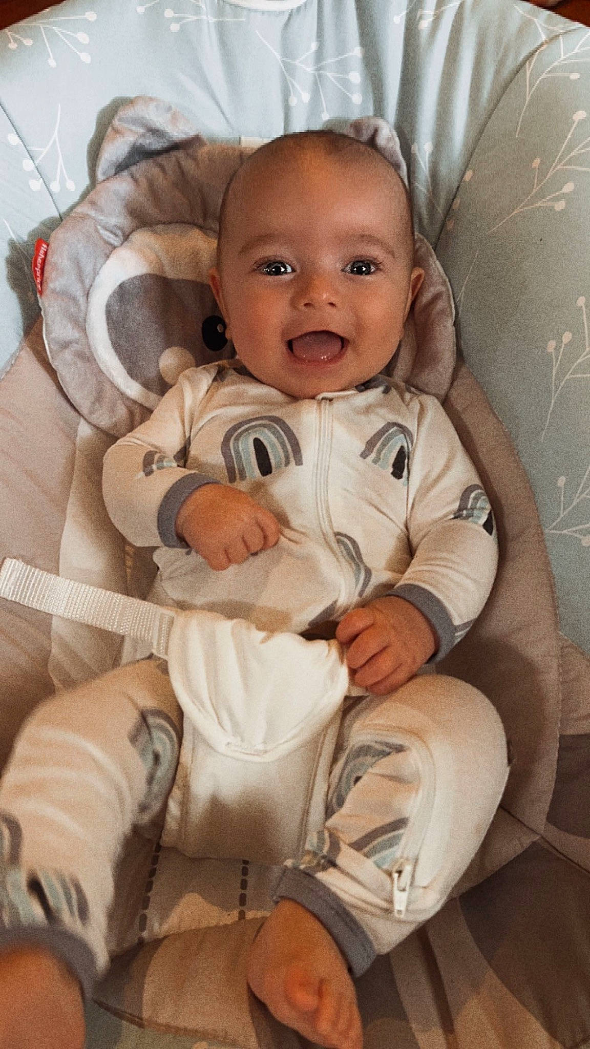 Sammy is registered to the contest to win money with this photo: baby, baby_products, baby_safety, baby_sleeping, baby_toddler_clothing, car_seat, cheek, child, comfort, eye, face, head, linens, person, personal_protective_equipment, room, sitting, sleeve, smile, thumb