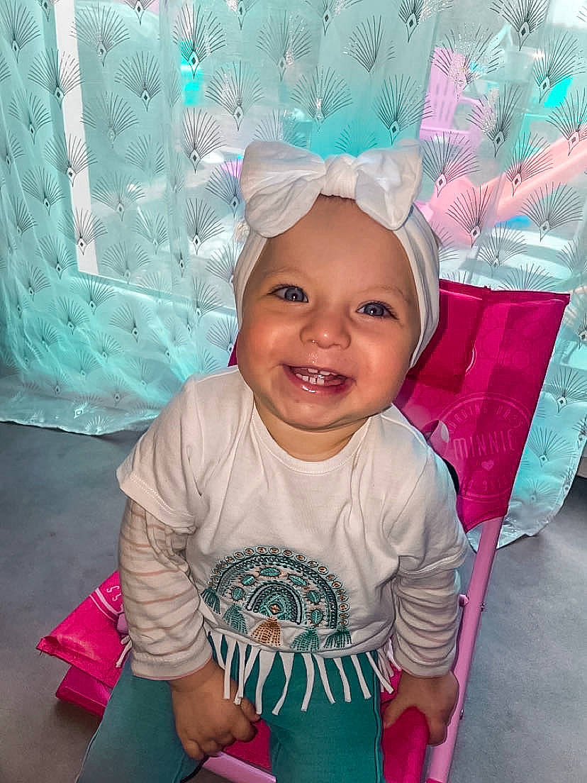 Kassy a rejoint le concours — aidez-le/la à gagner de superbes lots ! baby, baby_toddler_clothing, cheek, cool, eye, face, facial_expression, fun, hairstyle, happy, head, headwear, joy, magenta, person, pink, product, skin, sleeve, smile