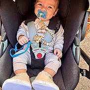 Louka a rejoint le concours — aidez-le/la à gagner de superbes lots ! baby, pacifier, stroller, sunglasses, clothing, shoes, child, infant, seatbelt, toddler, cute, outdoor, toy, accessory, happy, face, person, smile, comfort, black