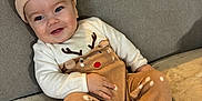 Louka a rejoint le concours — aidez-le/la à gagner de superbes lots ! baby, babywear, blanket, child, clothing, couch, cozy, cute, feet_covered, festive, happy, hat, holiday, indoor, infant, portrait, reindeer_costume, smiling, soft_toys, warm