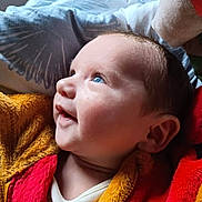 Mao a rejoint le concours — aidez-le/la à gagner de superbes lots ! baby, infant, face, blue_eyes, clothing, jacket, pillow, close_up, portrait, child, cute, looking_up, soft_texture, warm_colors, indoors, person, skin, head, expression, young