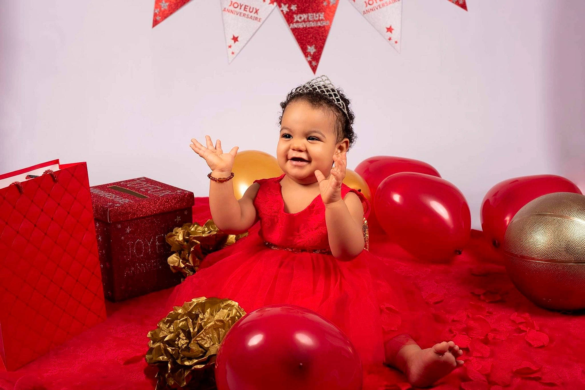 Sianna a rejoint le concours — aidez-le/la à gagner de superbes lots ! balloon, child, christmas, christmas_decoration, christmas_eve, christmas_ornament, event, fun, happy, holiday, joy, party, party_supply, person, photography, play, red, room, smile, toddler