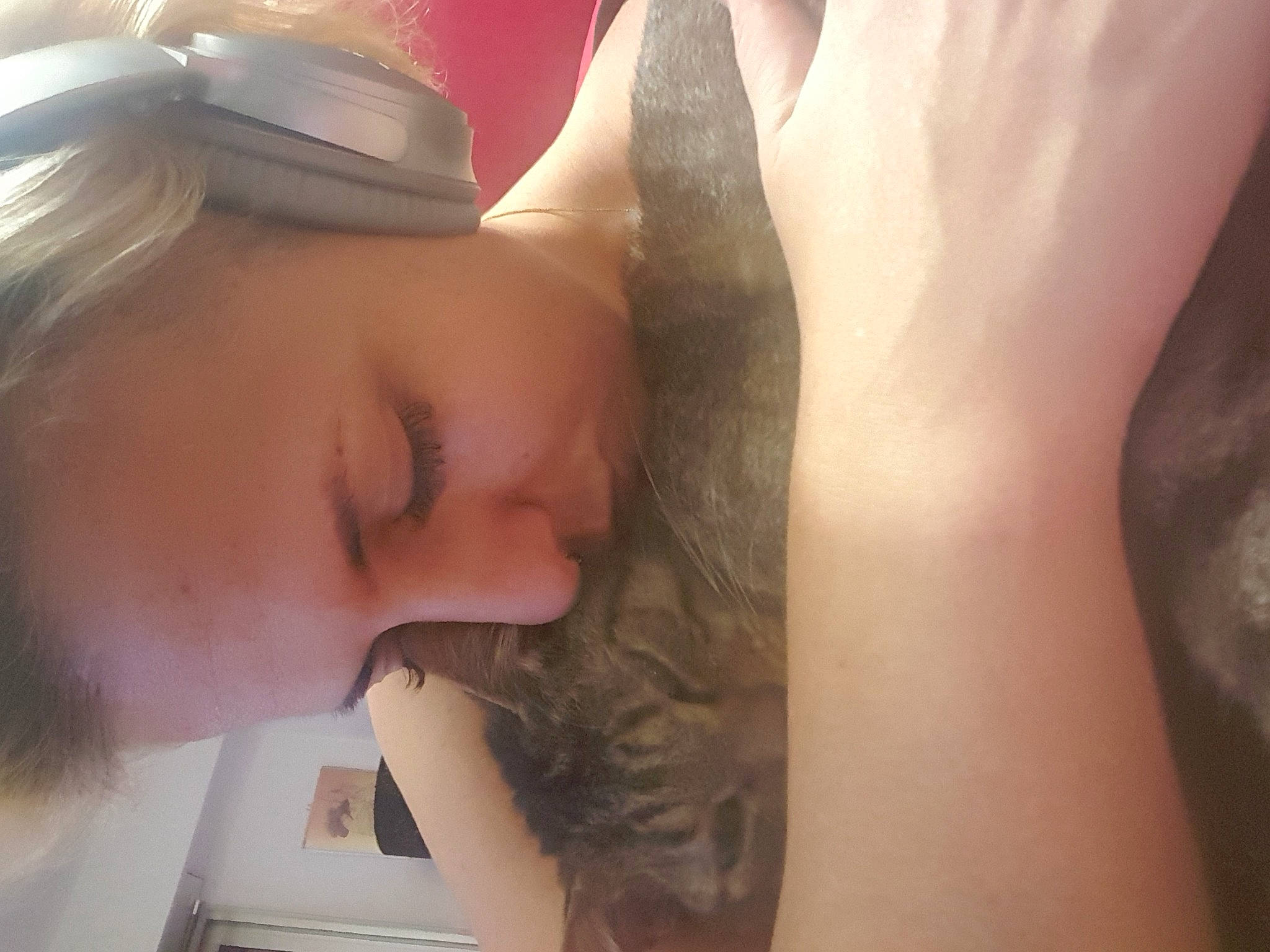 Floyd a rejoint le concours — aidez-le/la à gagner de superbes lots ! arm, black_hair, chin, comfort, ear, eye, eyebrow, eyelash, finger, forehead, gesture, happy, headgear, human_body, jaw, lip, mouth, neck, nose, skin