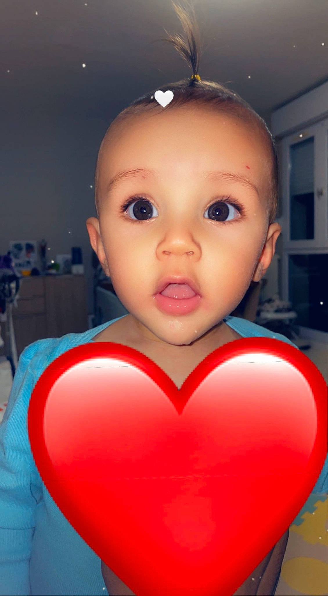 Amaël participe au concours pour gagner de l'argent avec cette photo : abdomen, cheek, chest, child, chin, electric_blue, eye, eyebrow, eyelash, flash_photography, fun, happy, human_body, lip, neck, nose, organ, person, skin, surprise