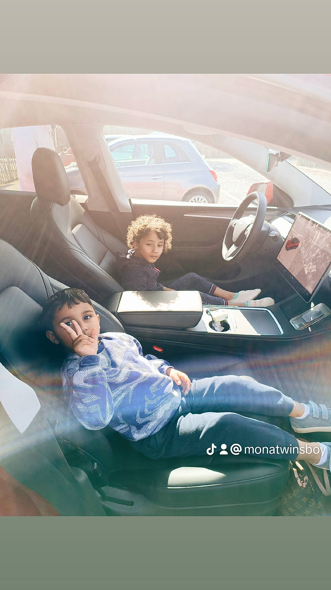 Nidal a rejoint le concours — aidez-le/la à gagner de superbes lots ! auto_part, automotive_design, automotive_exterior, car, car_seat, car_seat_cover, comfort, family_car, flash_photography, hood, luxury_vehicle, mode_of_transport, motor_vehicle, person, personal_luxury_car, steering_wheel, suit, travel, vehicle, vehicle_door
