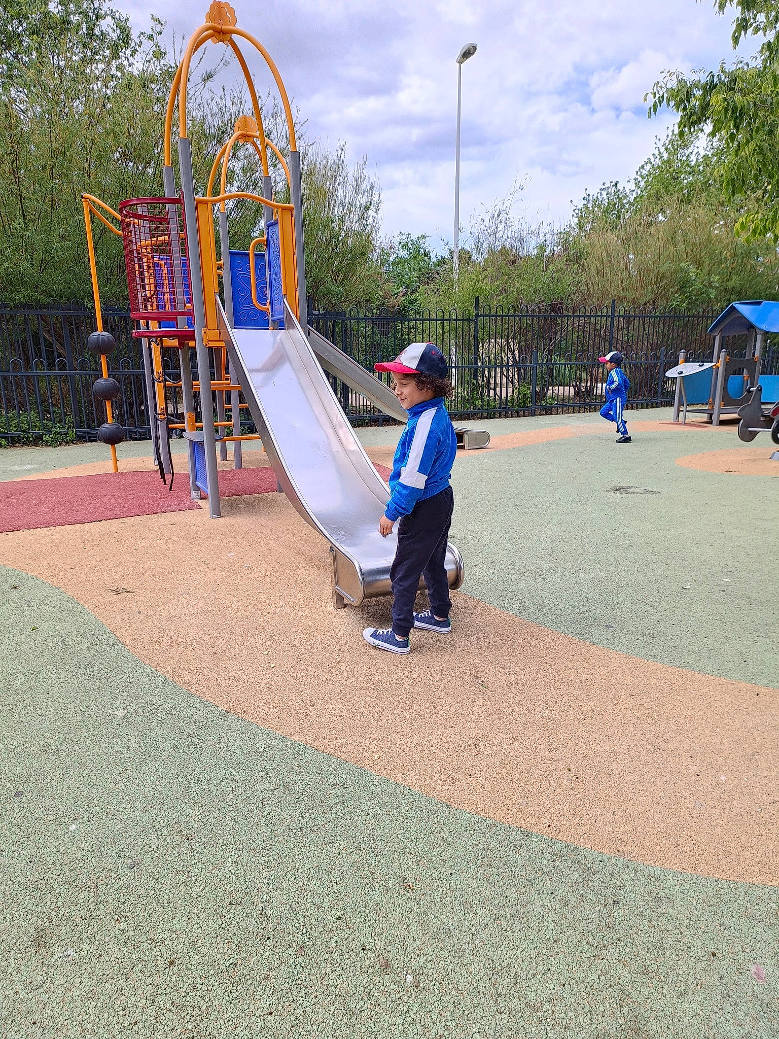 Nidal participe au concours pour gagner de l'argent avec cette photo : asphalt, chute, city, cloud, fun, grass, headwear, joy, leisure, nonbuilding_structure, outdoor_play_equipment, person, plant, play, playground, playground_slide, pole, public_space, recreation, road_surface