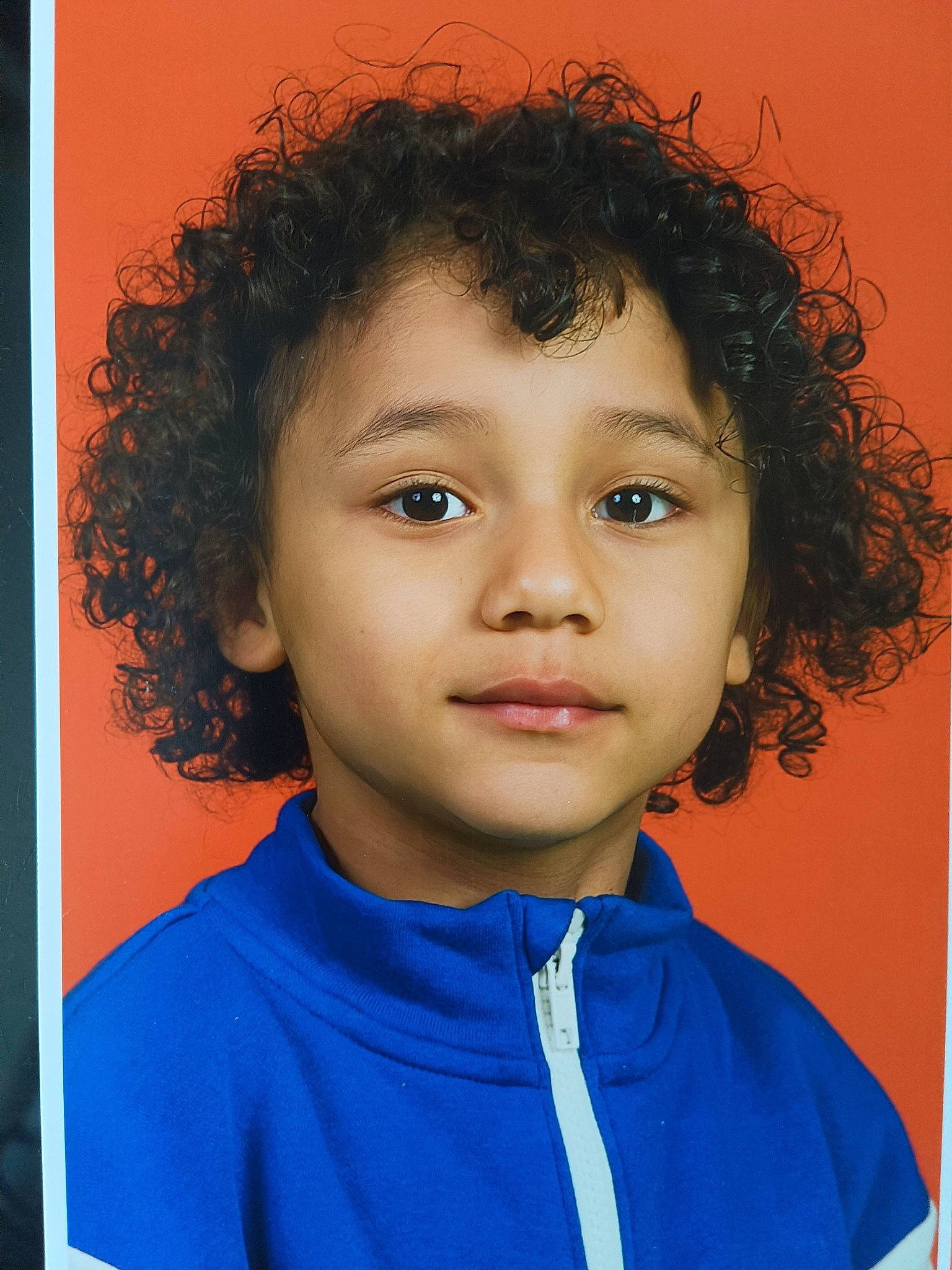 Nidal participe au concours pour gagner de l'argent avec cette photo : black_hair, cheek, chin, electric_blue, eye, eyebrow, eyelash, fashion_design, flash_photography, forehead, fun, hair, happy, iris, jheri_curl, lip, nose, person, ringlet, t_shirt