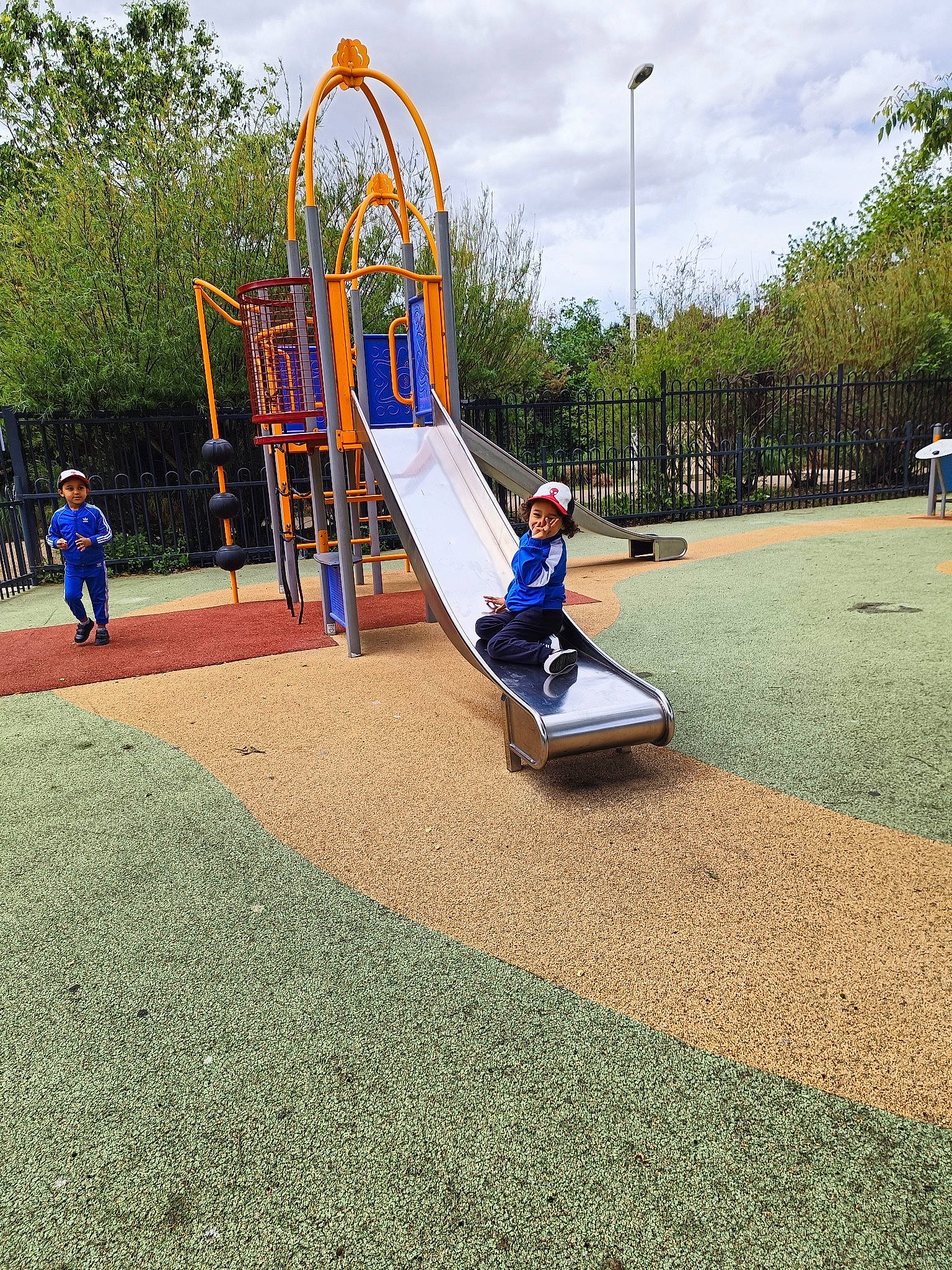 Nidal participe au concours pour gagner de l'argent avec cette photo : asphalt, chute, city, cloud, fun, grass, headwear, joy, leisure, nonbuilding_structure, outdoor_play_equipment, person, plant, play, playground, playground_slide, pole, recreation, road_surface, shade