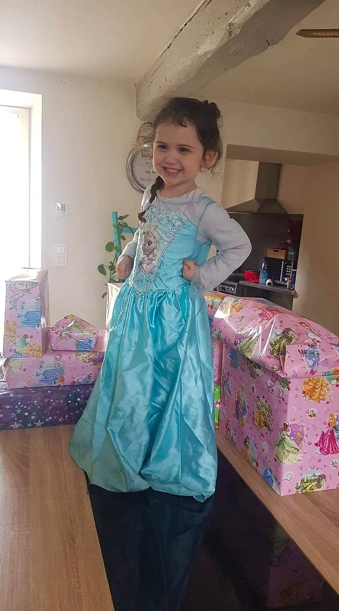 Maëlle a rejoint le concours — aidez-le/la à gagner de superbes lots ! costume, couch, door, dress, event, fashion_accessory, fashion_design, formal_wear, gown, happy, joy, linens, pattern, person, picture_frame, pink, room, sleeve, smile, textile