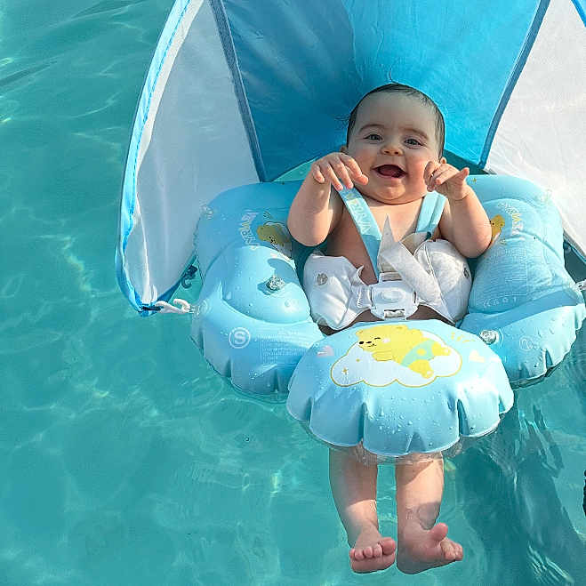 Giulia a rejoint le concours — aidez-le/la à gagner de superbes lots ! baby, blue, child, cute, face, float, fun, happy, infant, inflatable, legs, outdoor, playful, pool, safety, smile, summer, sunshade, swimming, water