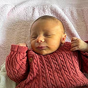 Andréa a rejoint le concours — aidez-le/la à gagner de superbes lots ! baby, newborn, sleeping, red_sweater, knitwear, hands, towel, pink, soft_texture, cozy, infant, portrait, resting, peaceful, cute, closeup, child, warmth, skin, face