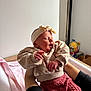 Andréa a rejoint le concours — aidez-le/la à gagner de superbes lots ! newborn, baby, headband, sweater, knitted_pants, hands, pink_towel, indoor, child, person, clothing, resting, cute, cozy, portrait, infant, sleepy, soft_light, home, care