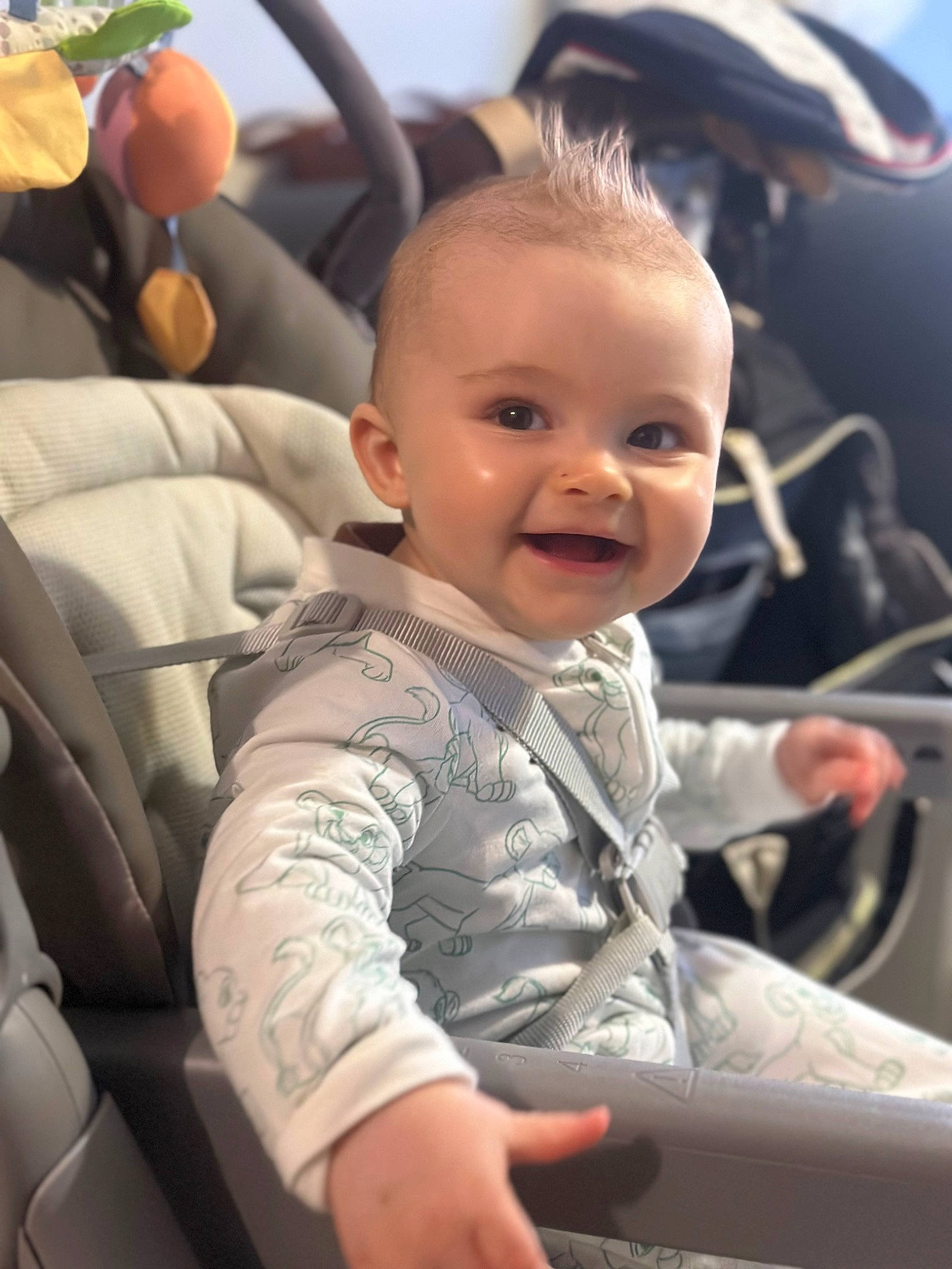 Giuliann participe au concours pour gagner de l'argent avec cette photo : auto_part, automotive_design, automotive_exterior, baby, baby_toddler_clothing, car_seat, cheek, child, comfort, eye, face, facial_expression, family_car, fun, happy, joy, motor_vehicle, person, skin, smile