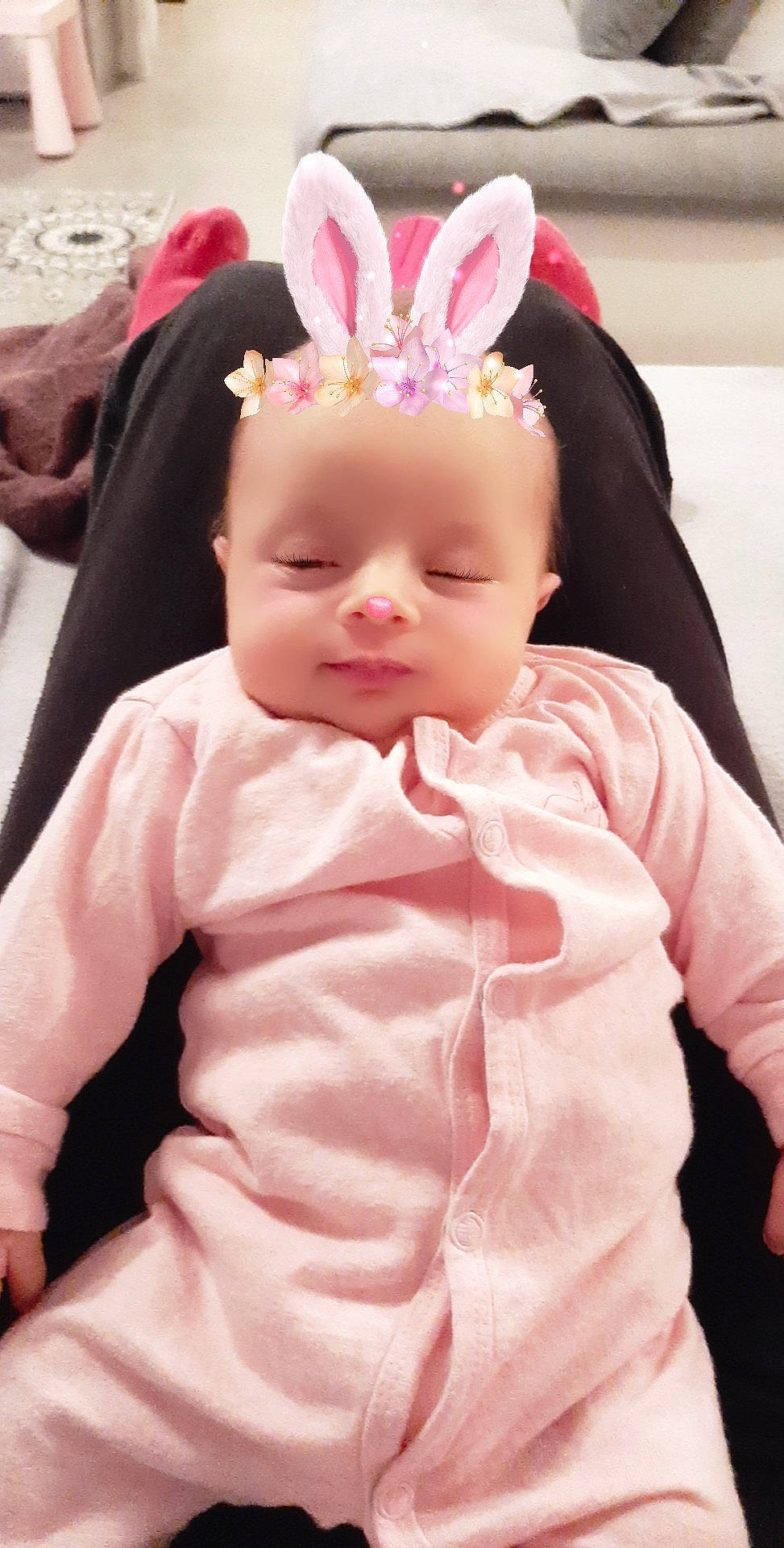 Giulia participe au concours pour gagner de l'argent avec cette photo : baby, cheek, child, ear, eye, face, hair_accessory, head, headband, lip, organ, person, pink, skin, toddler