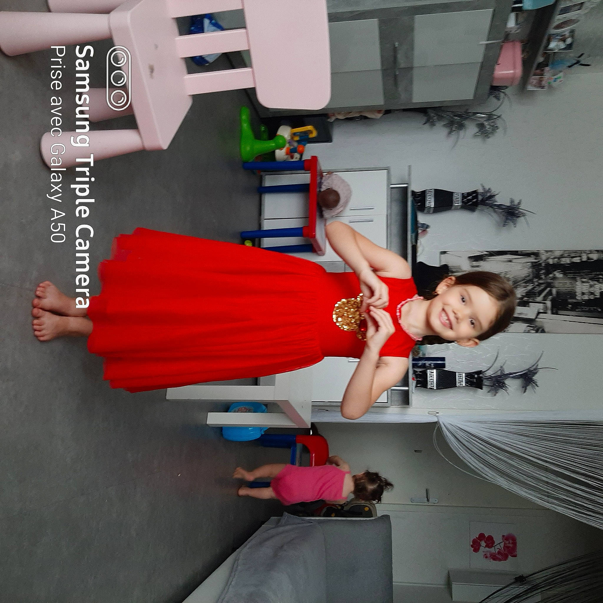 Emilia a rejoint le concours — aidez-le/la à gagner de superbes lots ! arm, joy, leg, person, red